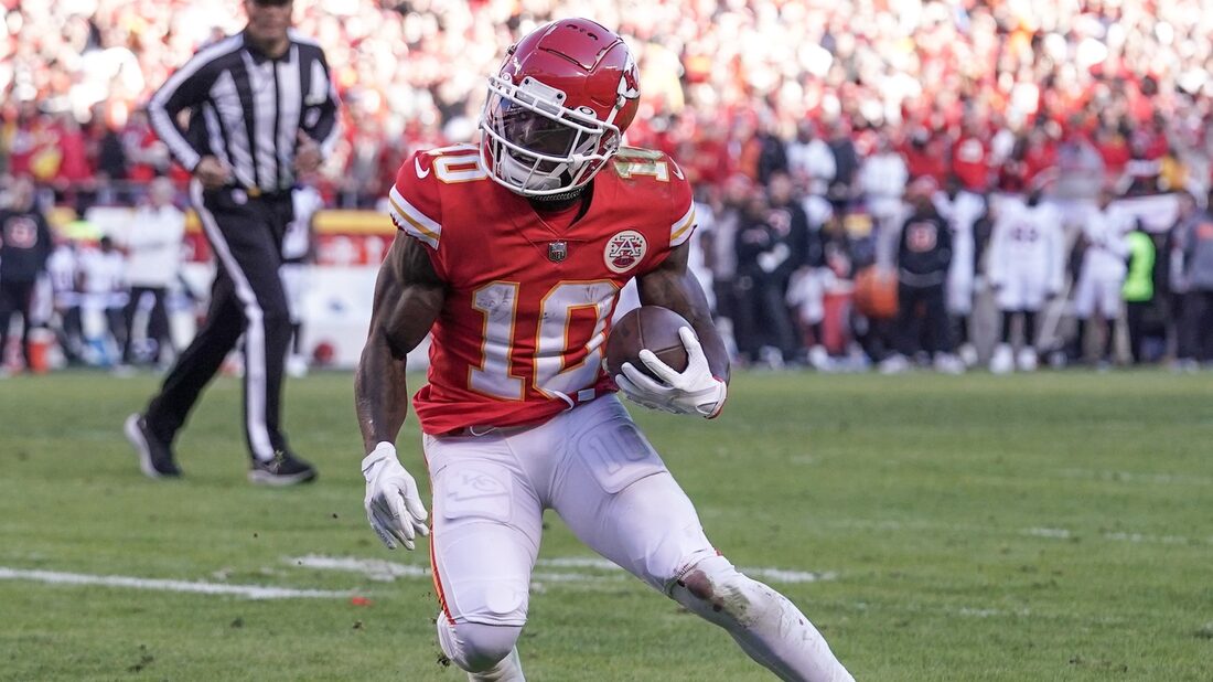 Reports: Chiefs give WR Tyreek Hill permission to seek trade