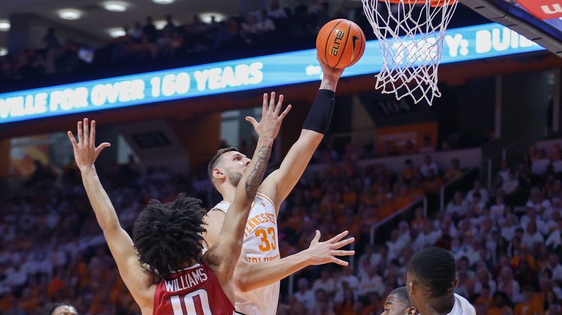 #13 Tennessee holds off #14 Arkansas, stays perfect at home