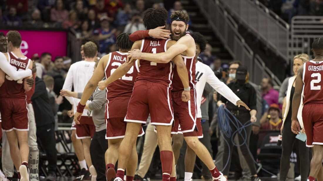 Top 25 roundup: Oklahoma upsets #3 Baylor in Big 12 quarters
