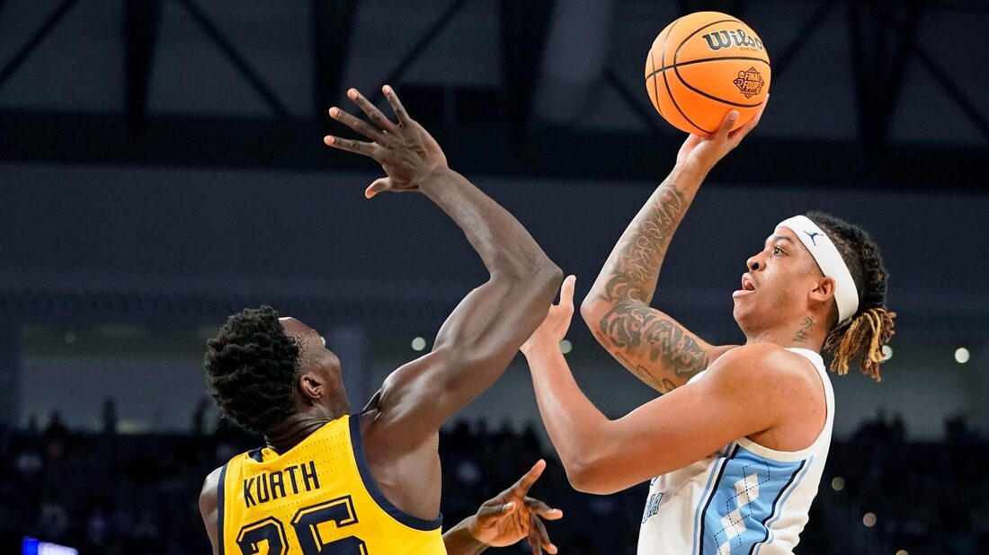 #8 Tar Heels open with rout of Marquette, 95-63