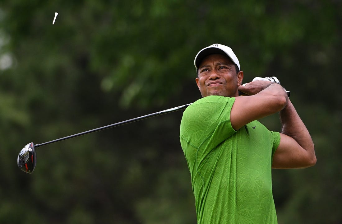 Tiger Woods shoots 69, makes cut at PGA Championship