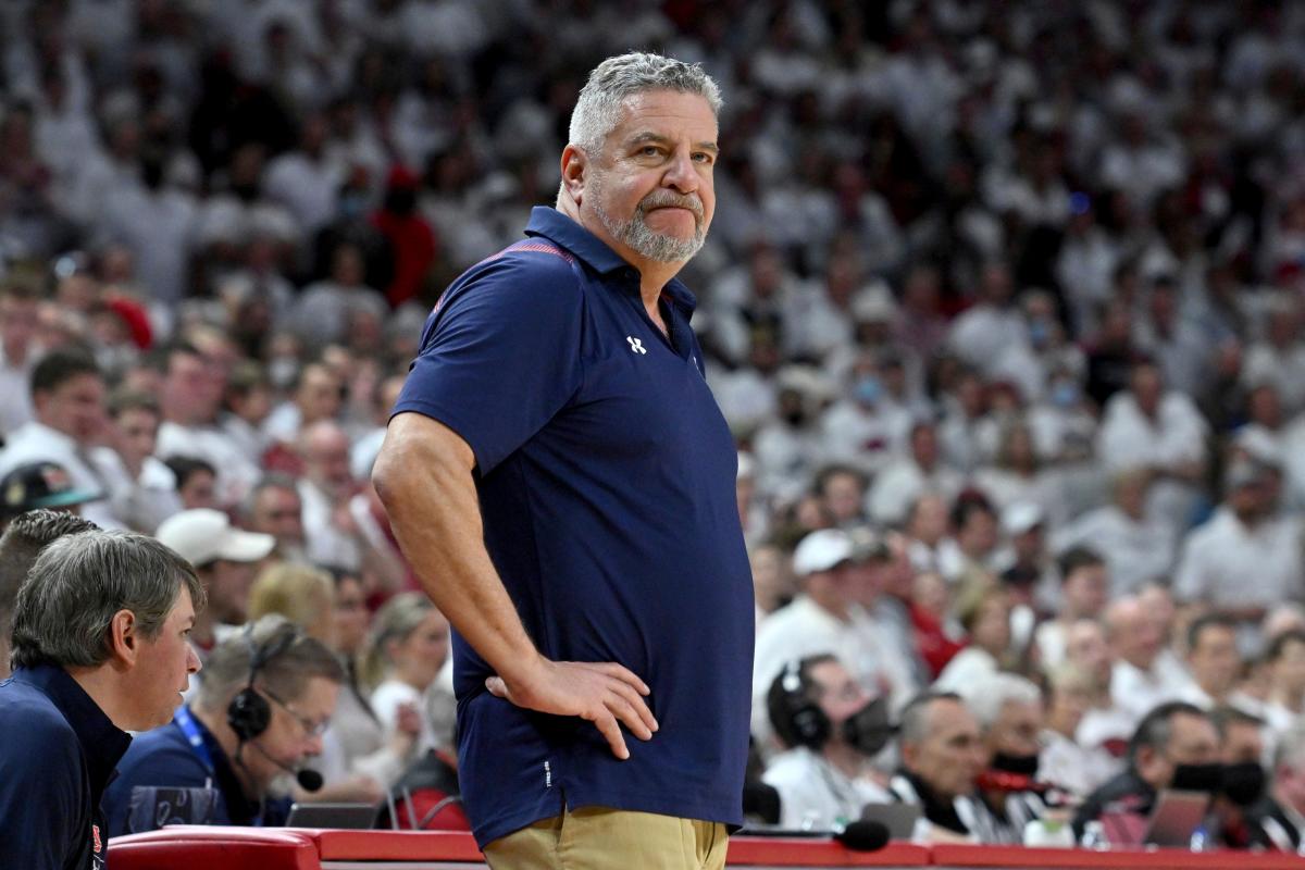 Bruce Pearl tears down Holmgren, compares him to Shawn Bradley