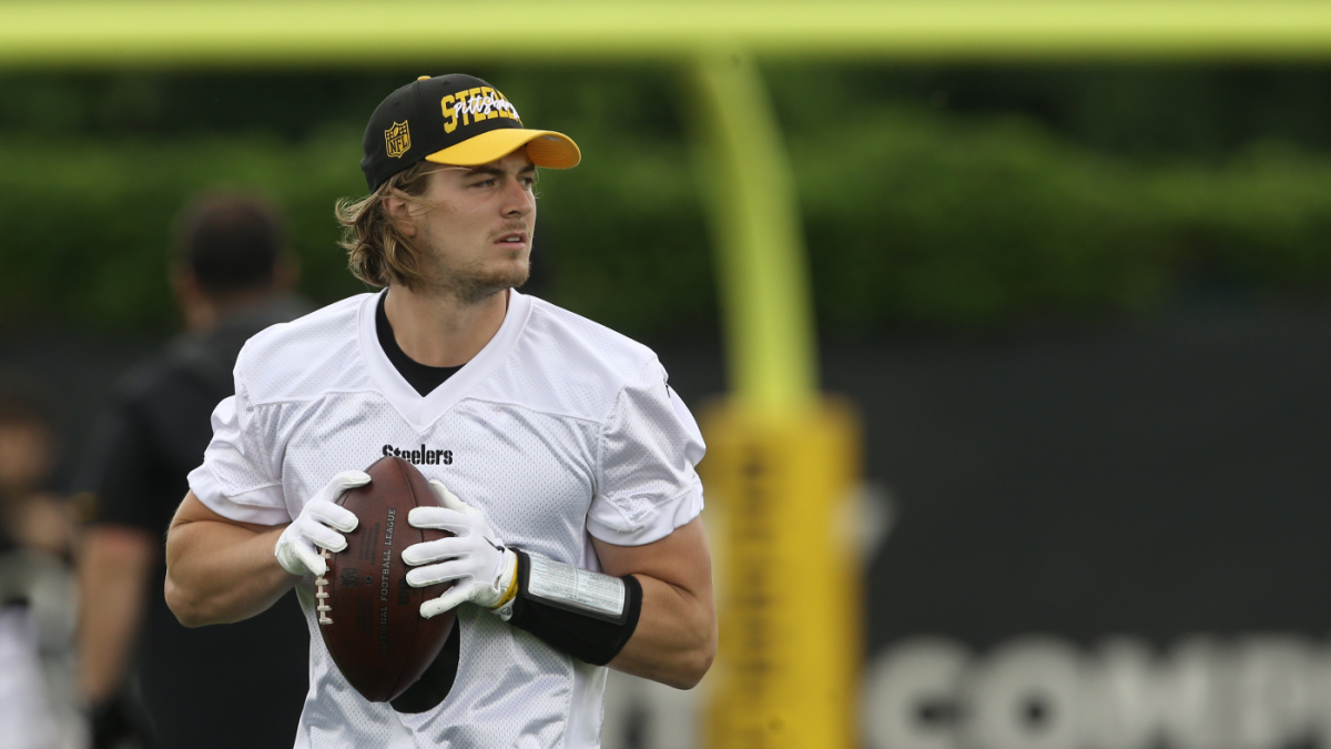 Why Steeler rookie QB Kenny Pickett wears gloves on both hands